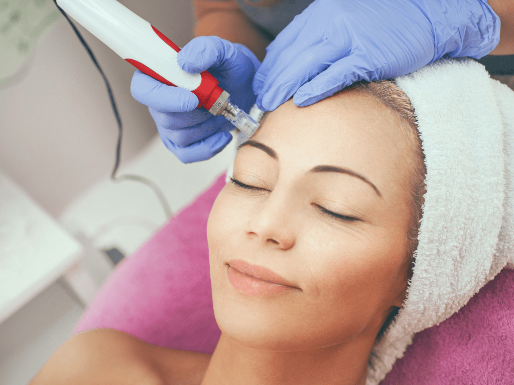 Persona que recibe mesoterapia centrándose en las precauciones de seguridad.